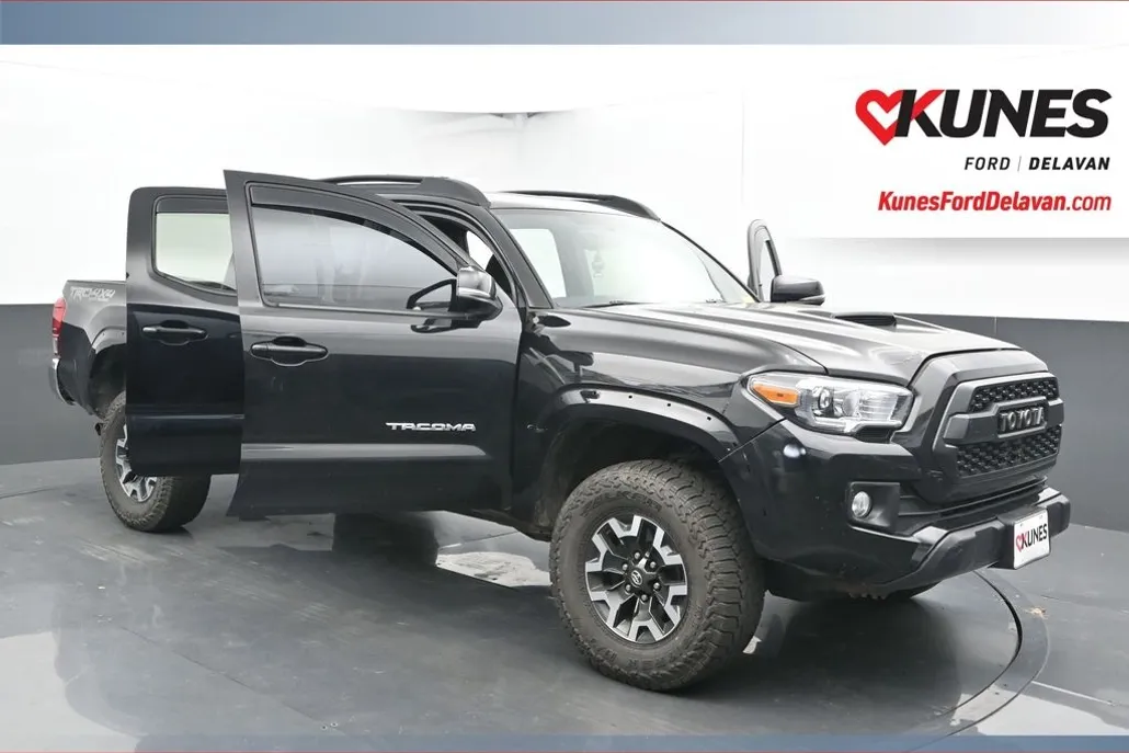 2017 Toyota Tacoma SR photo 1