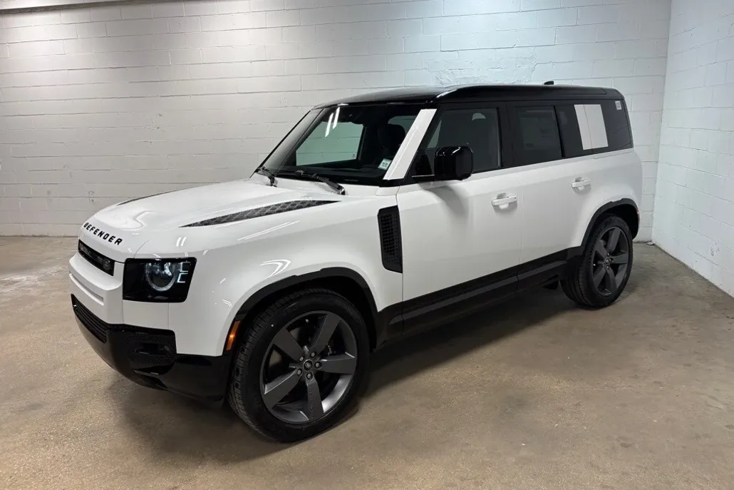 2025 Land Rover Defender 110 V8 photo 1