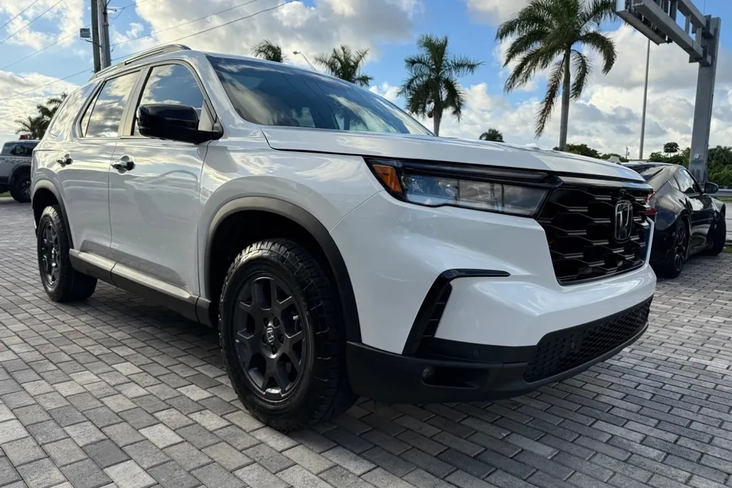 2025 Honda Pilot TrailSport photo 1
