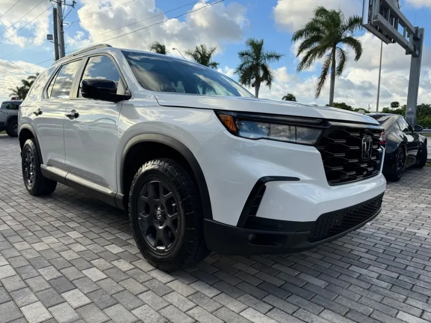 2025 Honda Pilot TrailSport photo 1