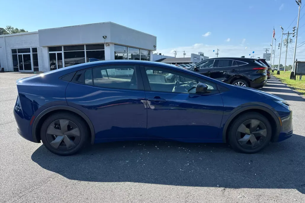 2023 Toyota Prius LE photo 1