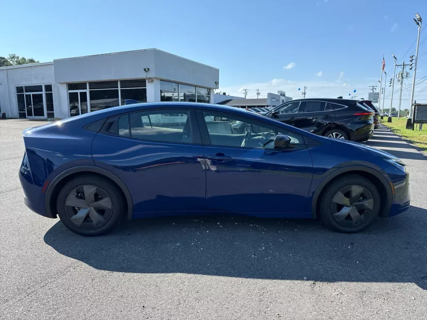2023 Toyota Prius LE photo 1