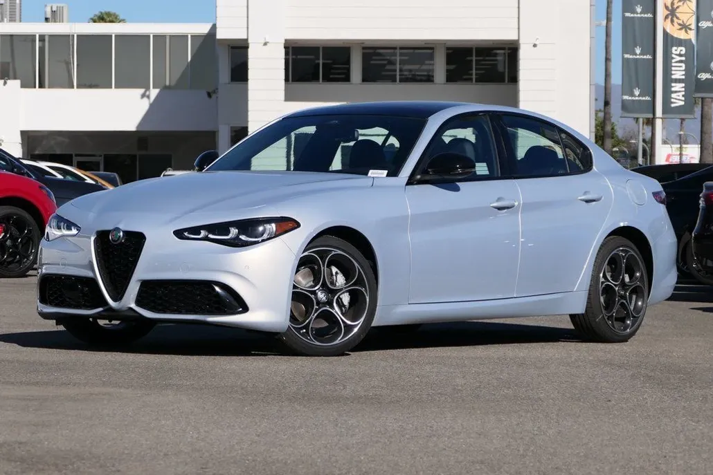 2025 Alfa Romeo Giulia photo 1