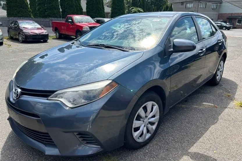 2015 Toyota Corolla LE photo 1