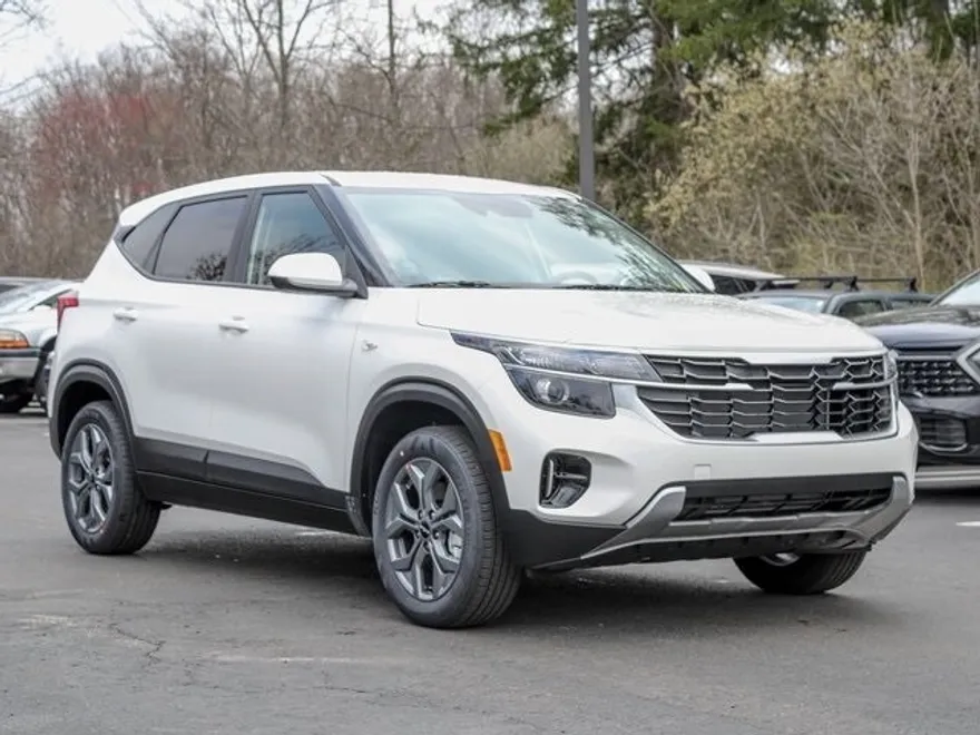 2025 Kia Seltos LX photo 1