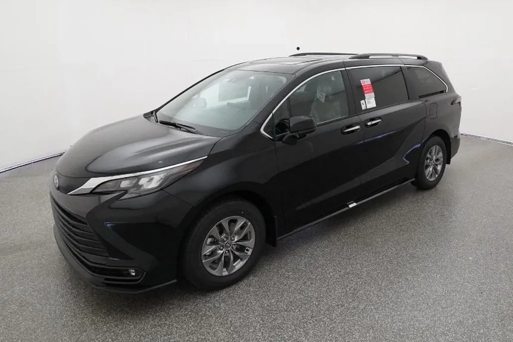 2025 Toyota Sienna XLE photo 1