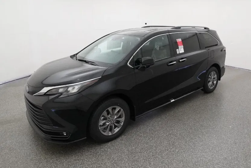 2025 Toyota Sienna XLE photo 1