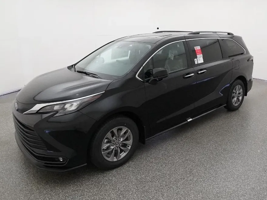 2025 Toyota Sienna XLE photo 1