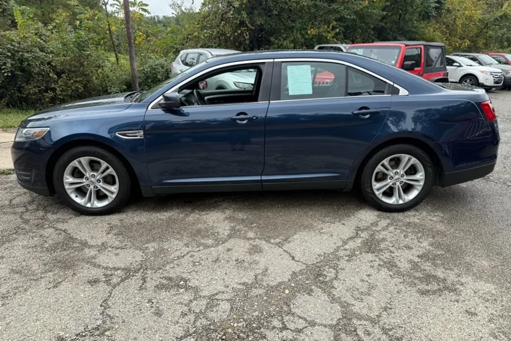 2016 Ford Taurus SEL photo 1