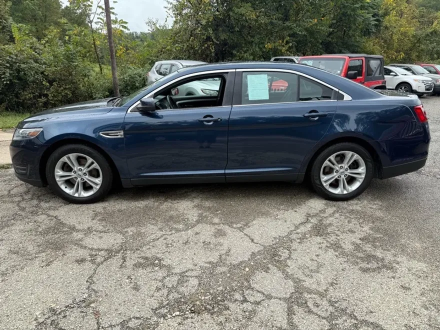 2016 Ford Taurus SEL photo 1