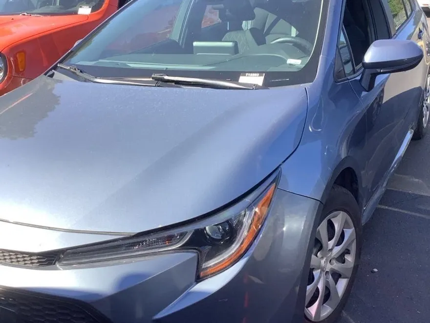 2022 Toyota Corolla LE photo 1