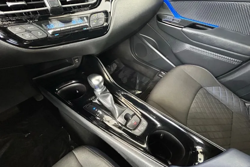 2021 Toyota C-HR XLE photo 1