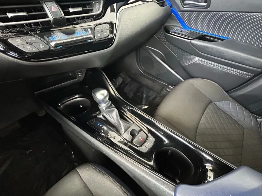 2021 Toyota C-HR XLE photo 1
