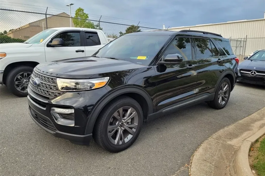 2024 Ford Explorer XLT photo 1