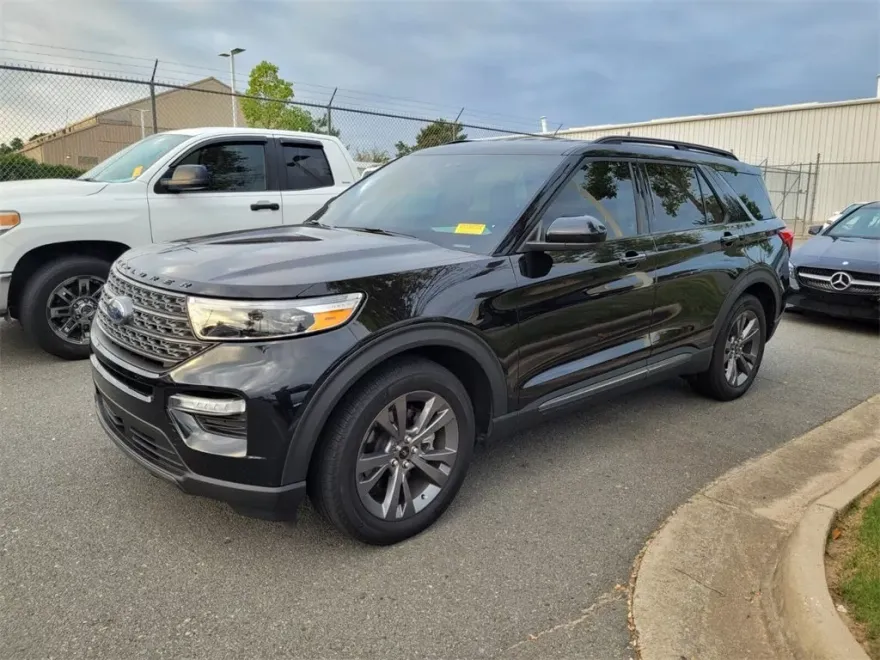 2024 Ford Explorer XLT photo 1