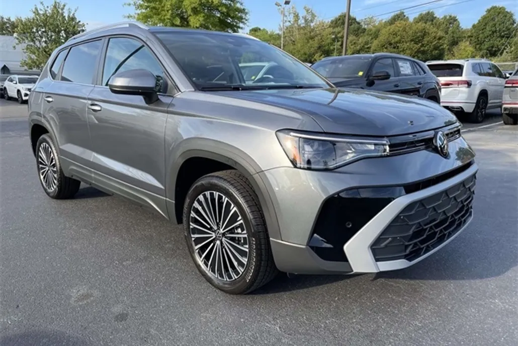 2025 Volkswagen Taos SE photo 1