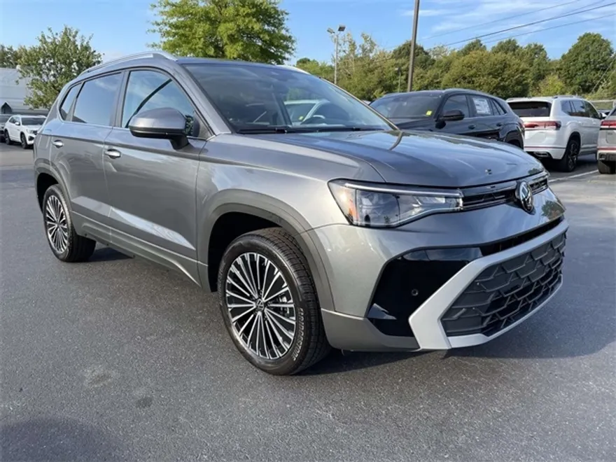2025 Volkswagen Taos SE photo 1