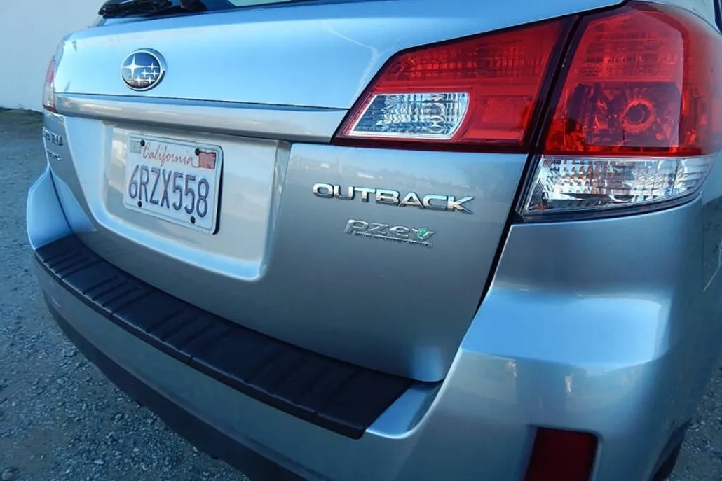 2011 Subaru Outback 2.5i photo 1