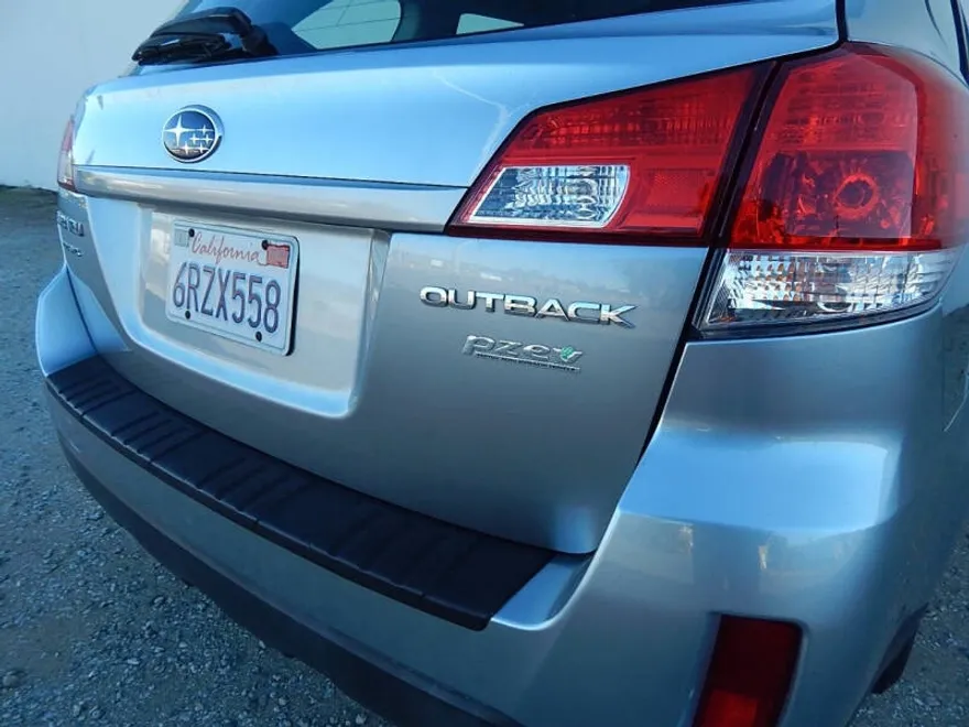 2011 Subaru Outback 2.5i photo 1