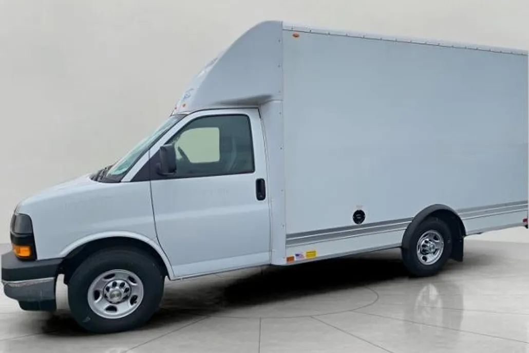2024 Chevrolet Express Cutaway 3500 photo 1