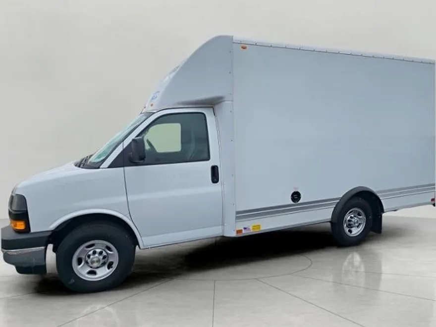 2024 Chevrolet Express Cutaway 3500 photo 1