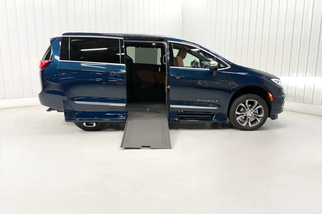 2025 Chrysler Pacifica Pinnacle photo 1