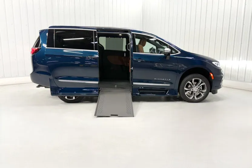 2025 Chrysler Pacifica Pinnacle photo 1