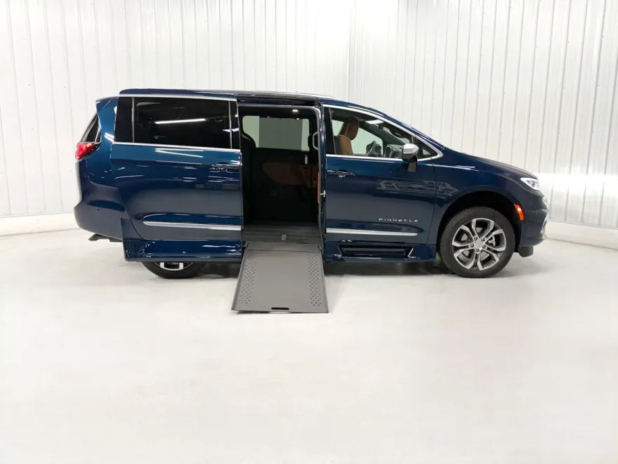 2025 Chrysler Pacifica Pinnacle photo 1
