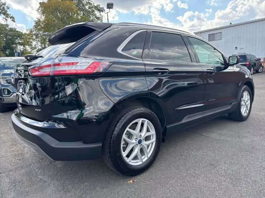 2022 Ford Edge SEL photo 1