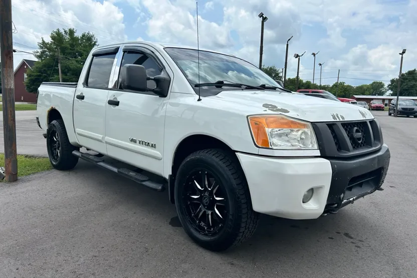 2011 Nissan Titan SV Crew Cab photo 1