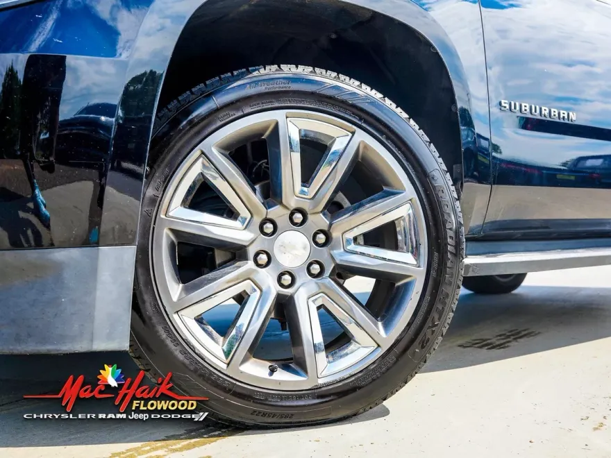 2019 Chevrolet Suburban LT photo 1