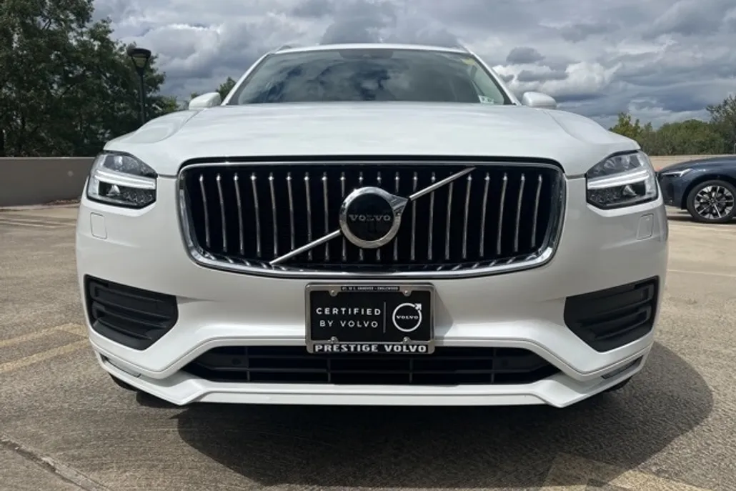 2022 Volvo XC90 T6 AWD Momentum photo 1