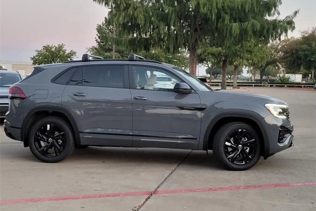 2026 Volkswagen Atlas Cross Sport SEL R-Line photo 1