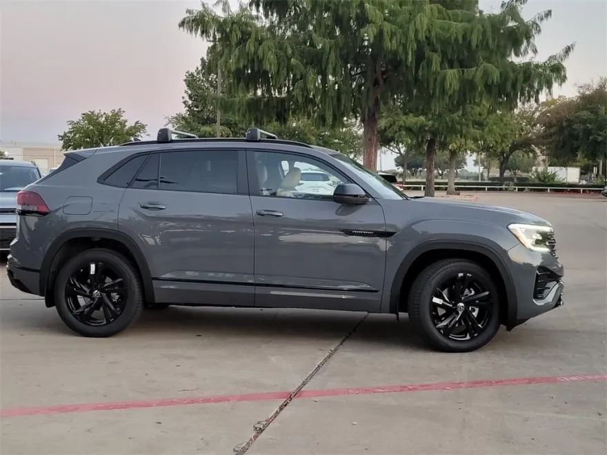2026 Volkswagen Atlas Cross Sport SEL R-Line photo 1