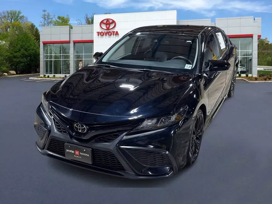 2022 Toyota Camry SE photo 1