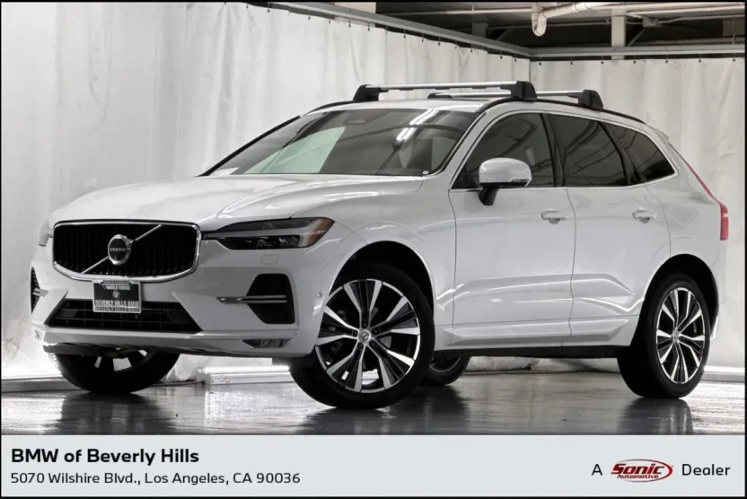 2022 Volvo XC60 Momentum photo 1