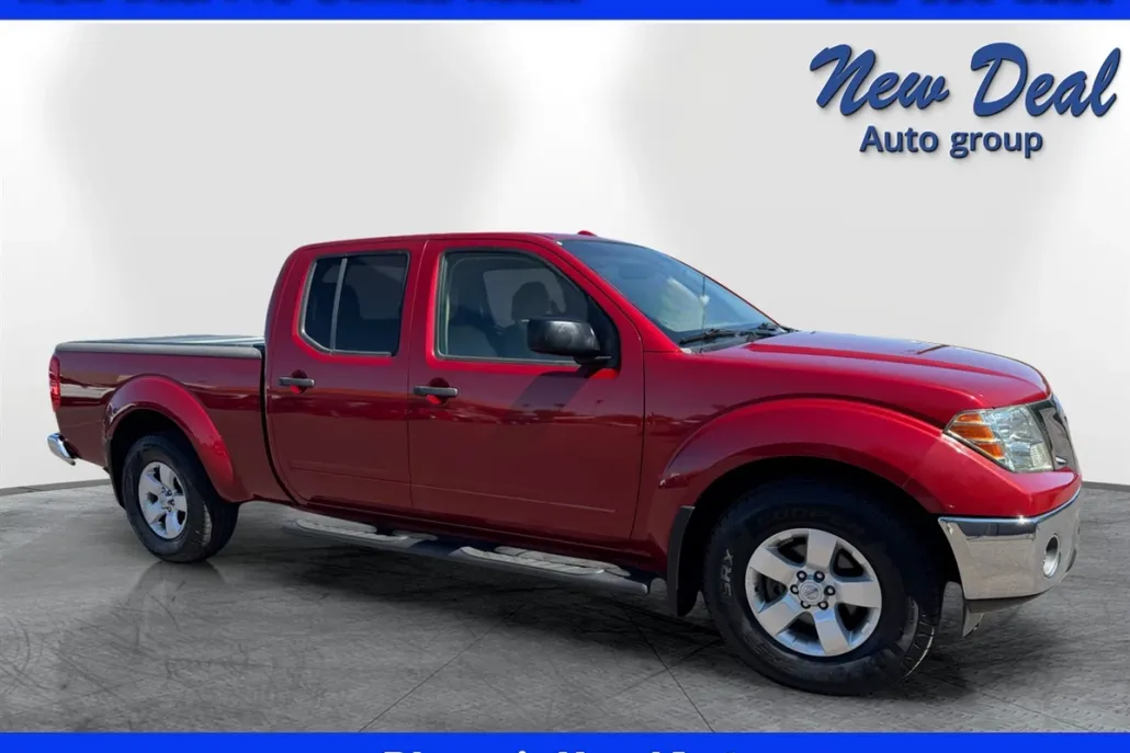 2011 Nissan Frontier Crew Cab LE photo 1