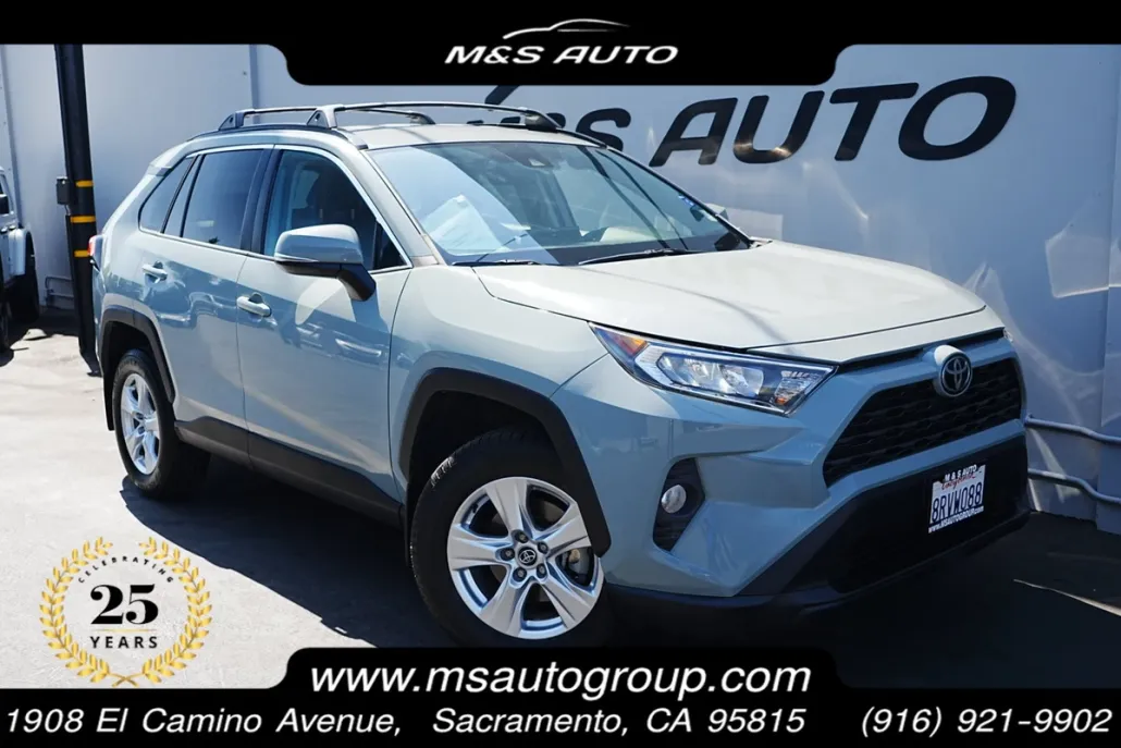 2020 Toyota RAV4 XLE photo 1