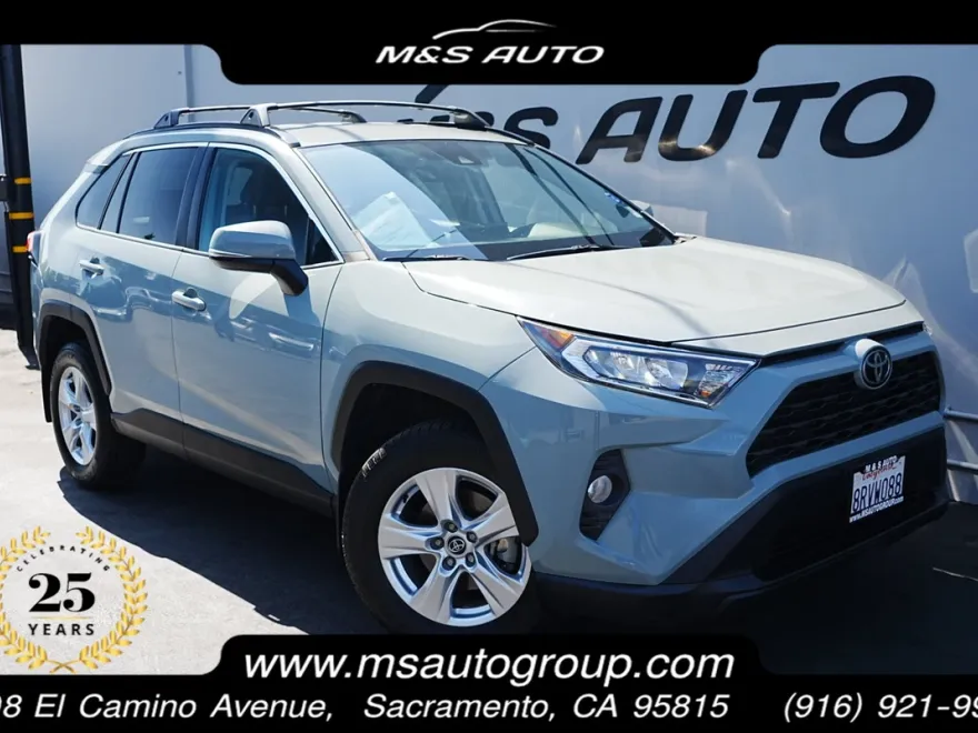 2020 Toyota RAV4 XLE photo 1