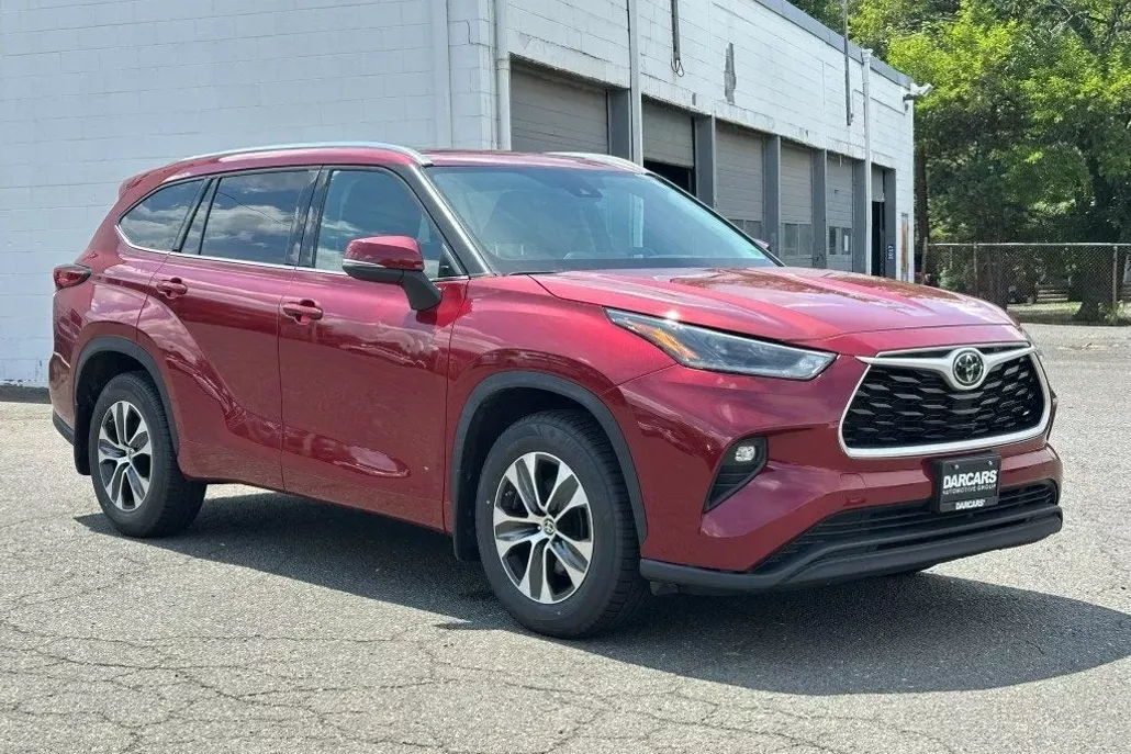 2021 Toyota Highlander XLE photo 1