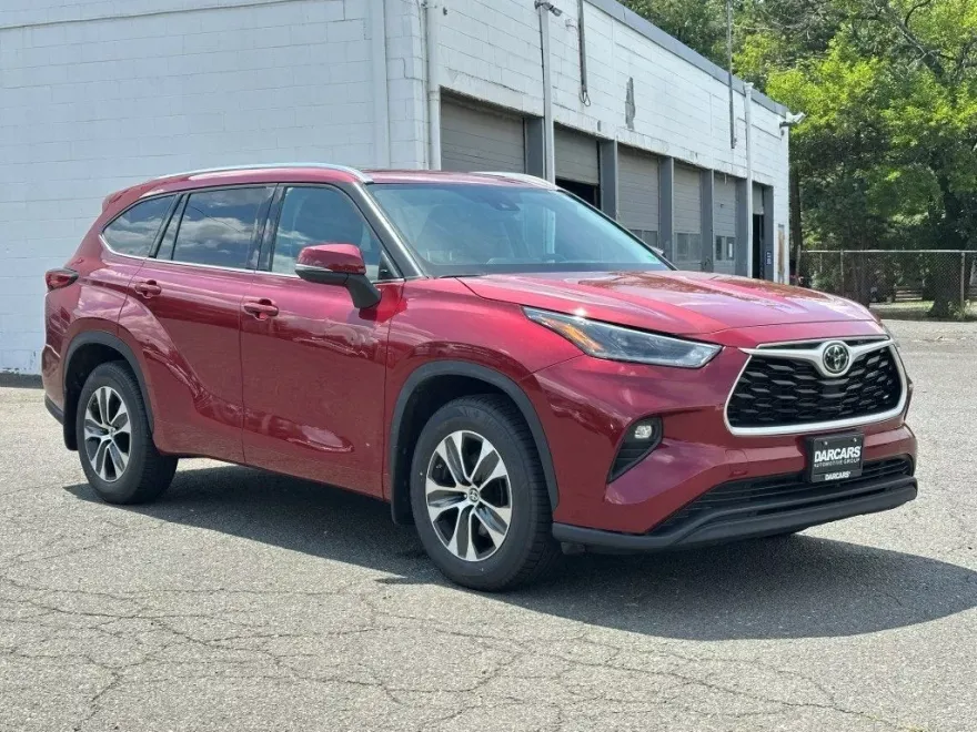 2021 Toyota Highlander XLE photo 1