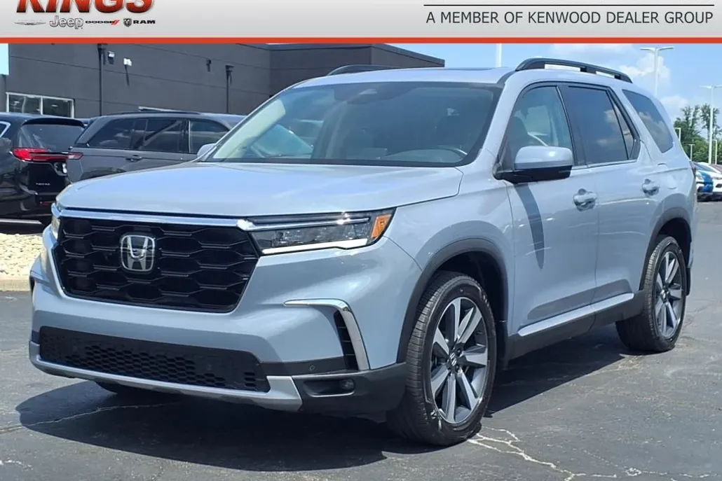 2023 Honda Pilot Touring photo 1
