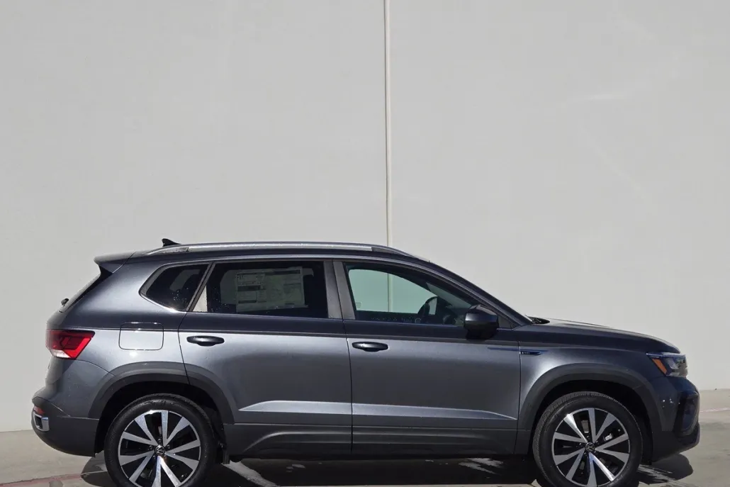 2024 Volkswagen Taos SE photo 1