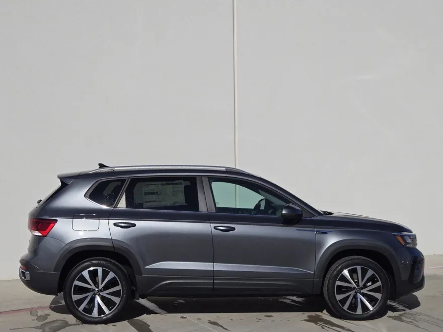 2024 Volkswagen Taos SE photo 1
