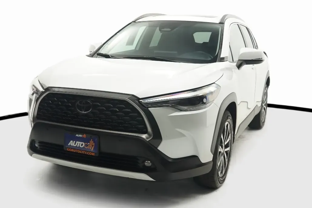 2023 Toyota Corolla Cross XLE photo 1