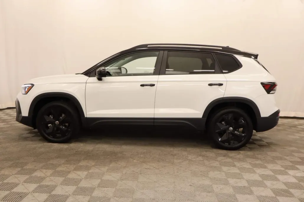 2025 Volkswagen Taos SE photo 1