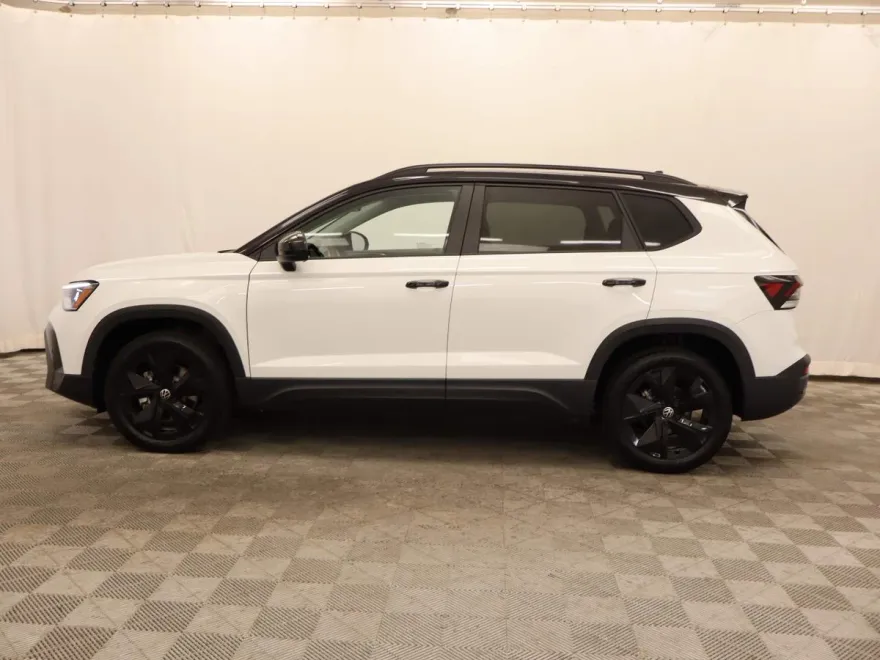 2025 Volkswagen Taos SE photo 1