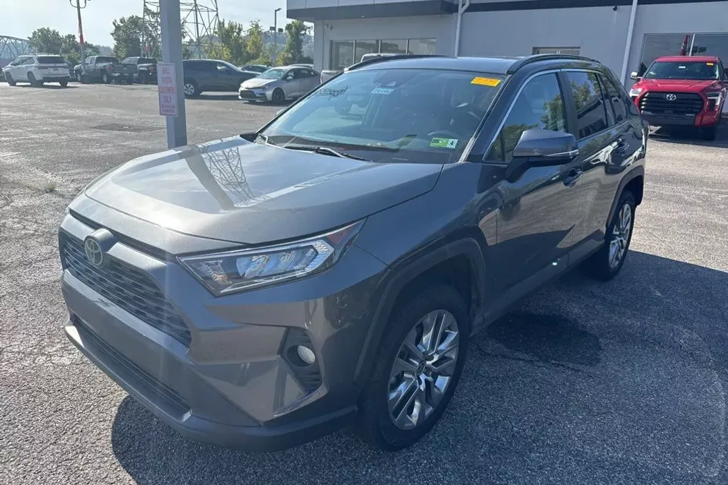 2021 Toyota RAV4 XLE Premium photo 1