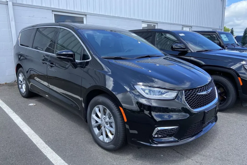 2025 Chrysler Pacifica photo 1