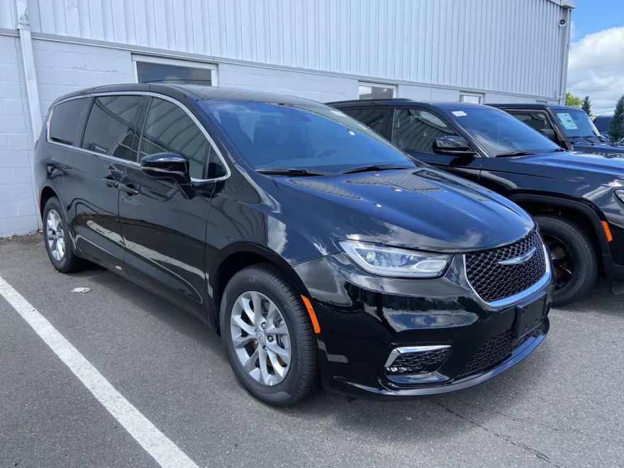 2025 Chrysler Pacifica photo 1